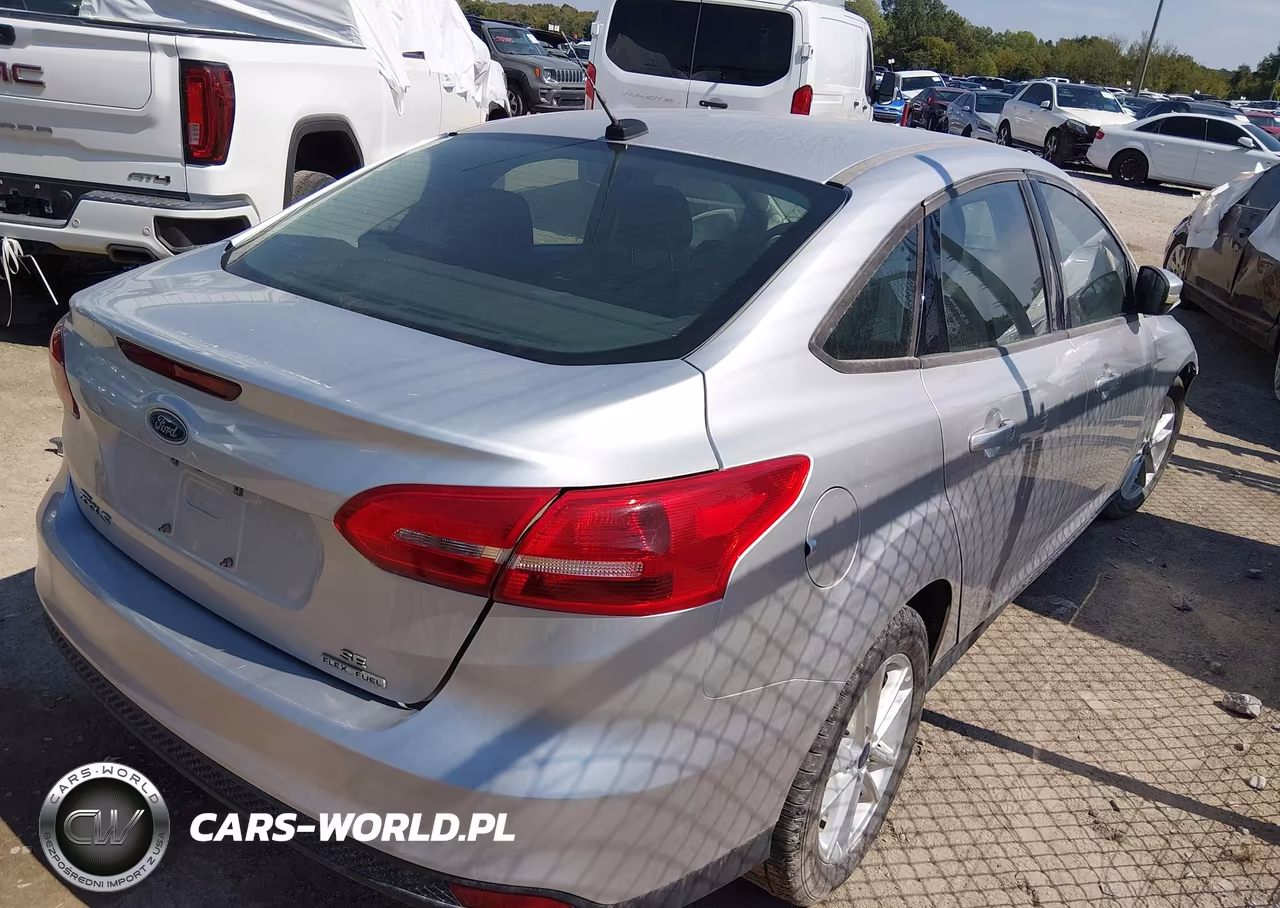 2016 Ford Focus Se VIN:1FADP3F22GL365575 - 4