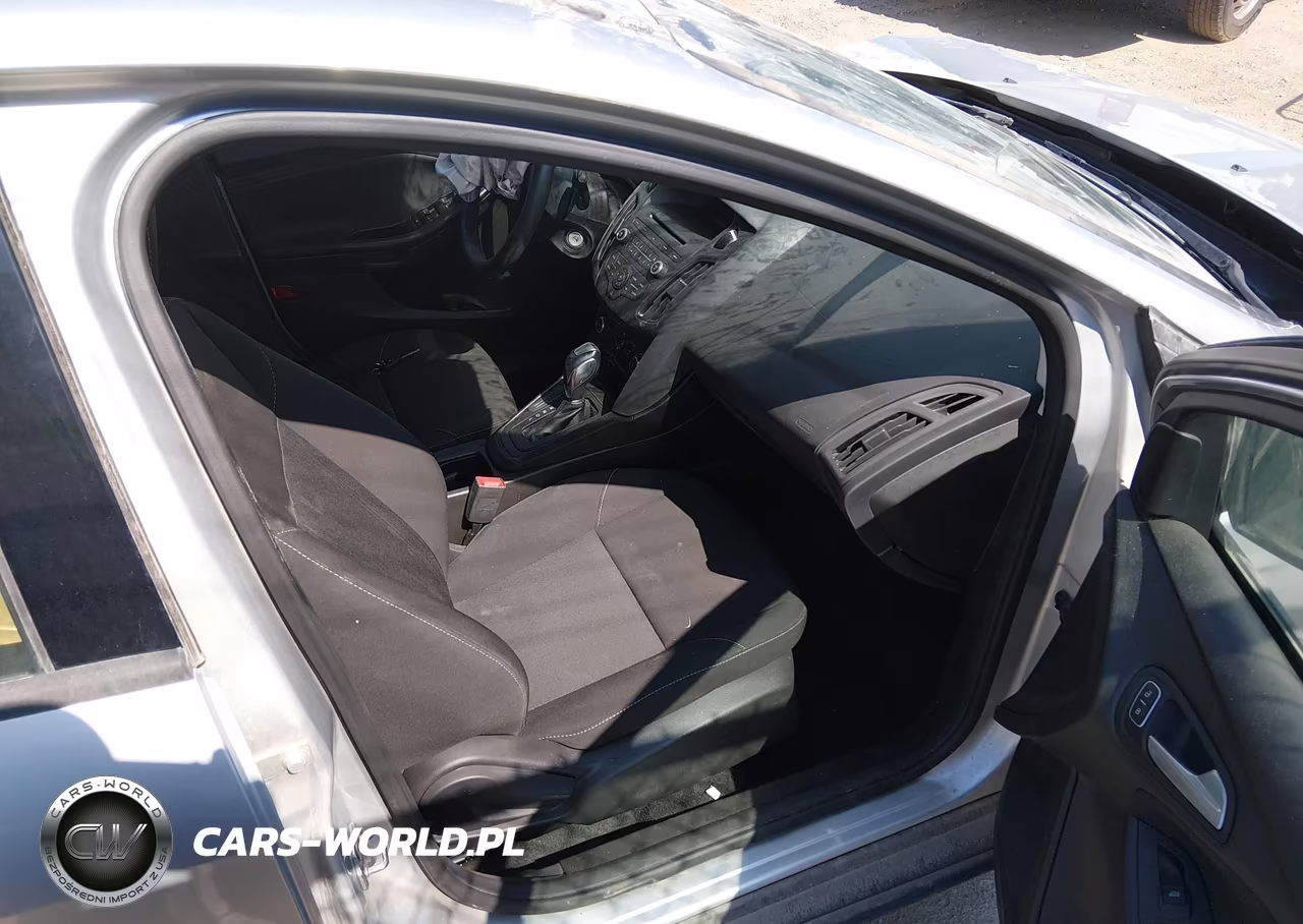 2016 Ford Focus Se VIN:1FADP3F22GL365575 - 5