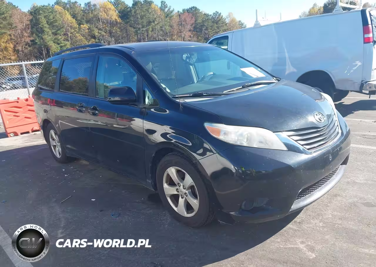 2014 Toyota Sienna Le V6 8 Passenger