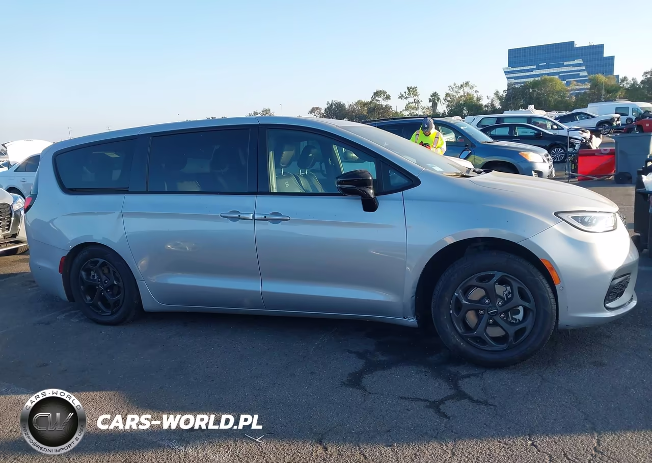2023 Chrysler Pacifica Hybrid Limited VIN:2C4RC1S77PR609309 - 13