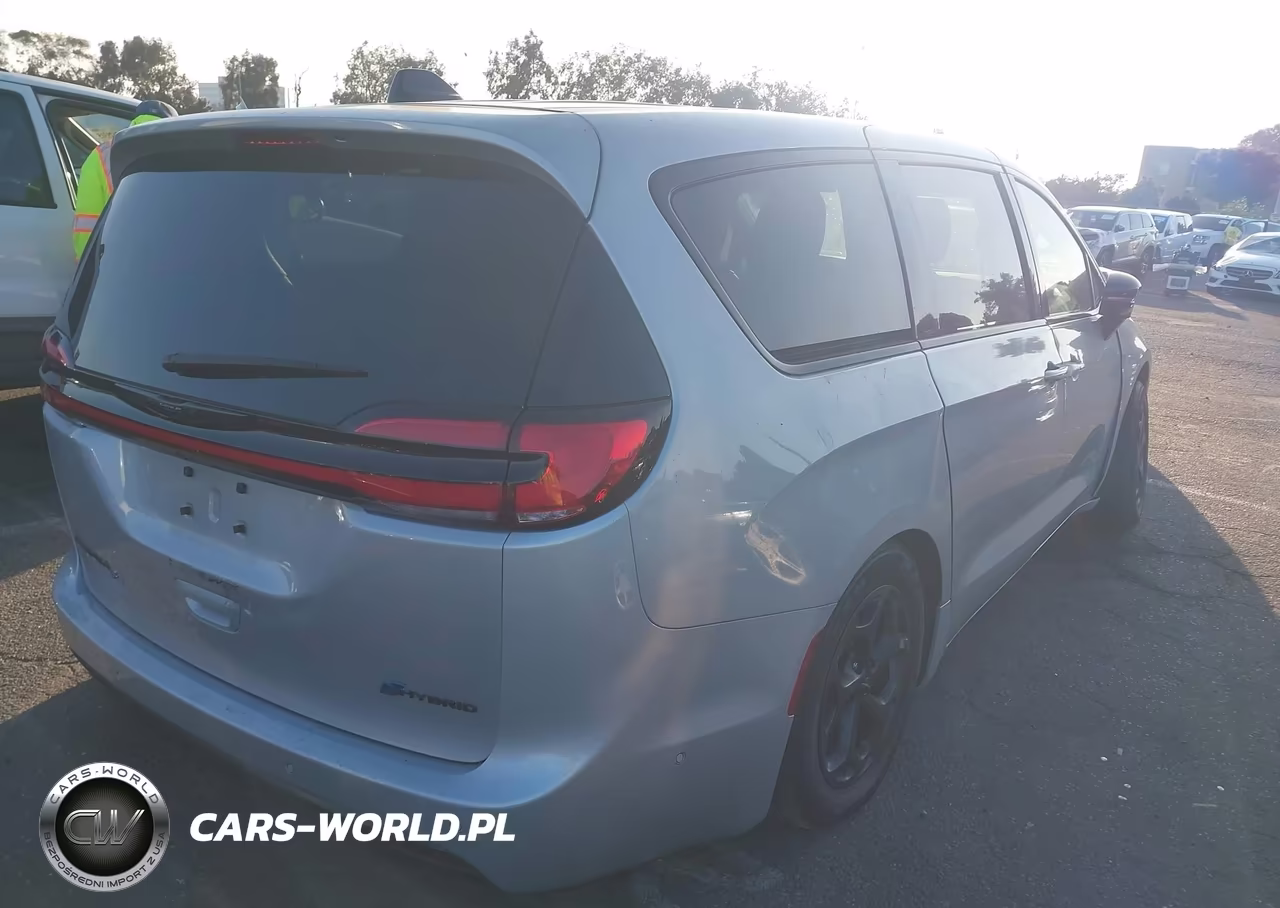2023 Chrysler Pacifica Hybrid Limited VIN:2C4RC1S77PR609309 - 4