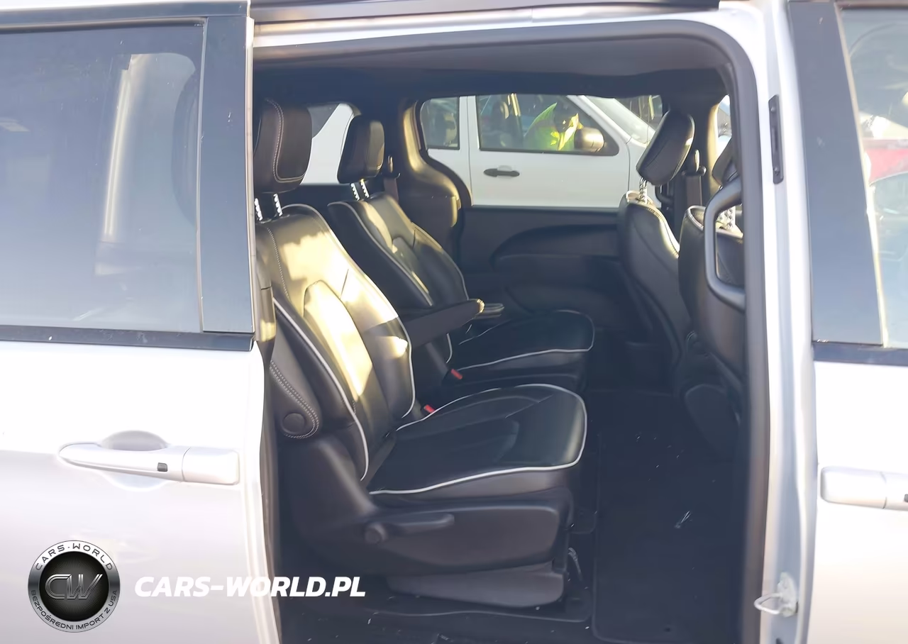 2023 Chrysler Pacifica Hybrid Limited VIN:2C4RC1S77PR609309 - 8