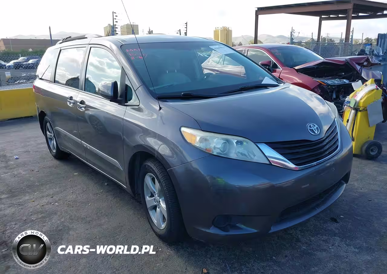 2012 Toyota Sienna Le V6 8 Passenger