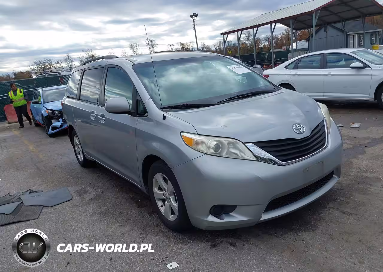 2012 Toyota Sienna Le V6 8 Passenger