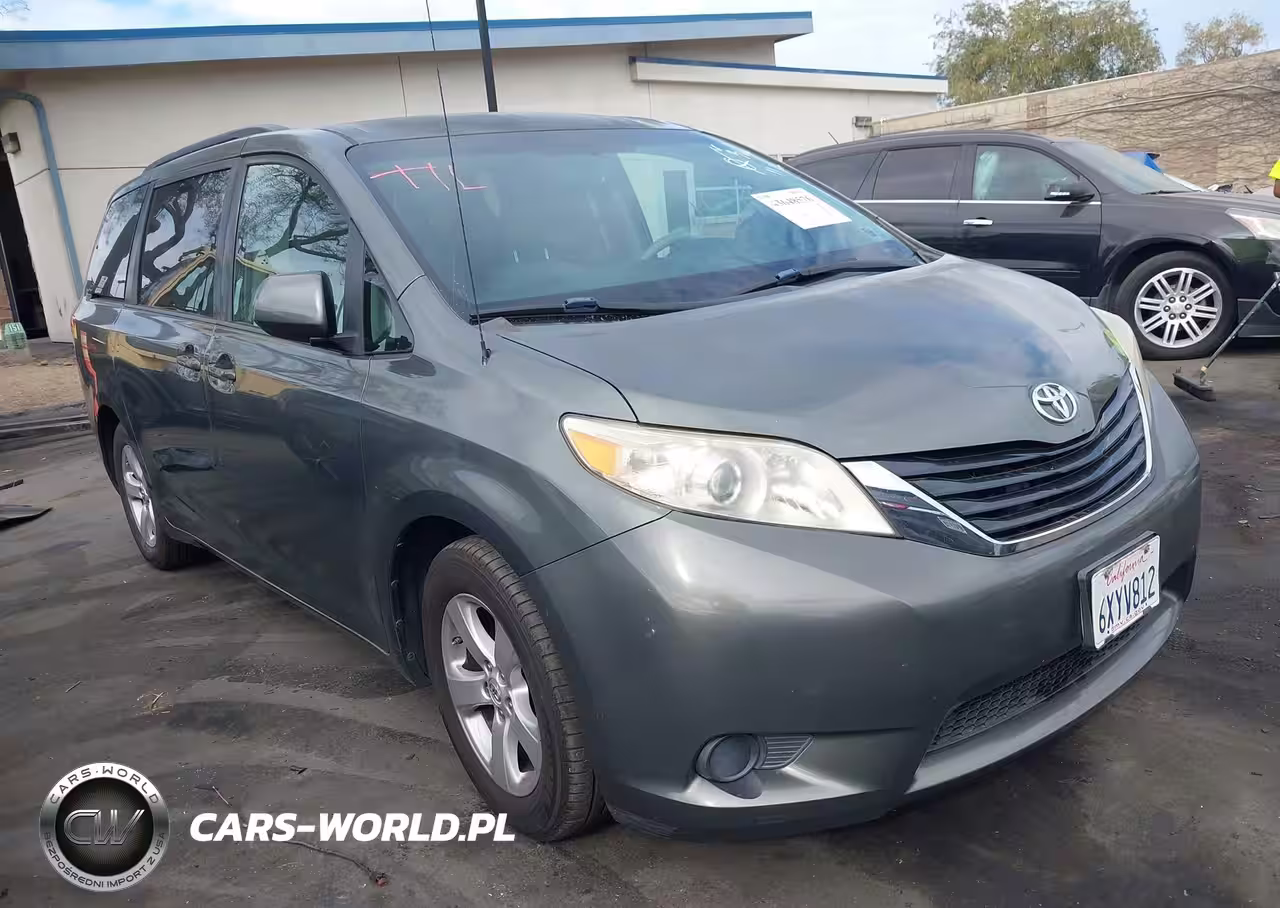 2013 Toyota Sienna Le V6 8 Passenger