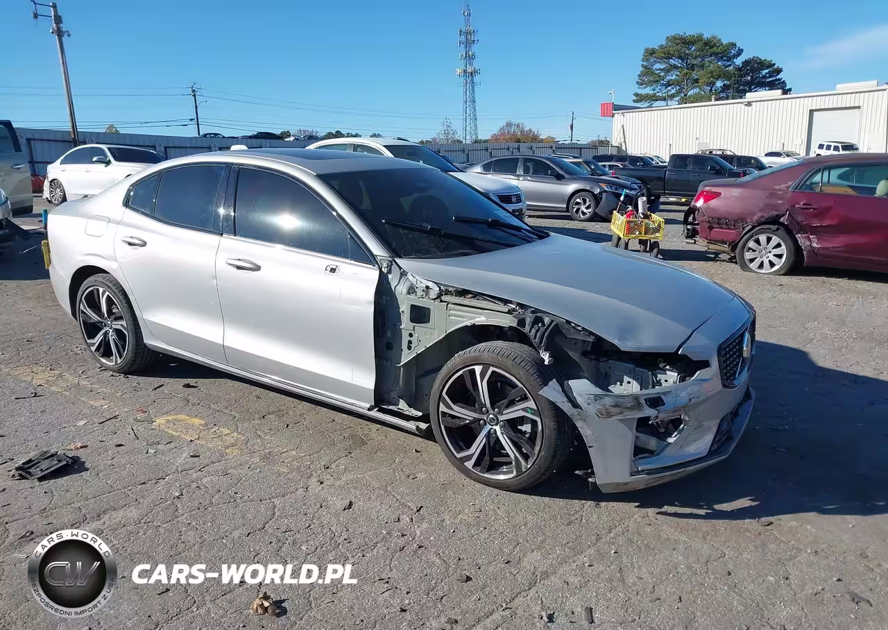 2024 Volvo S60 B5 Core Dark Theme