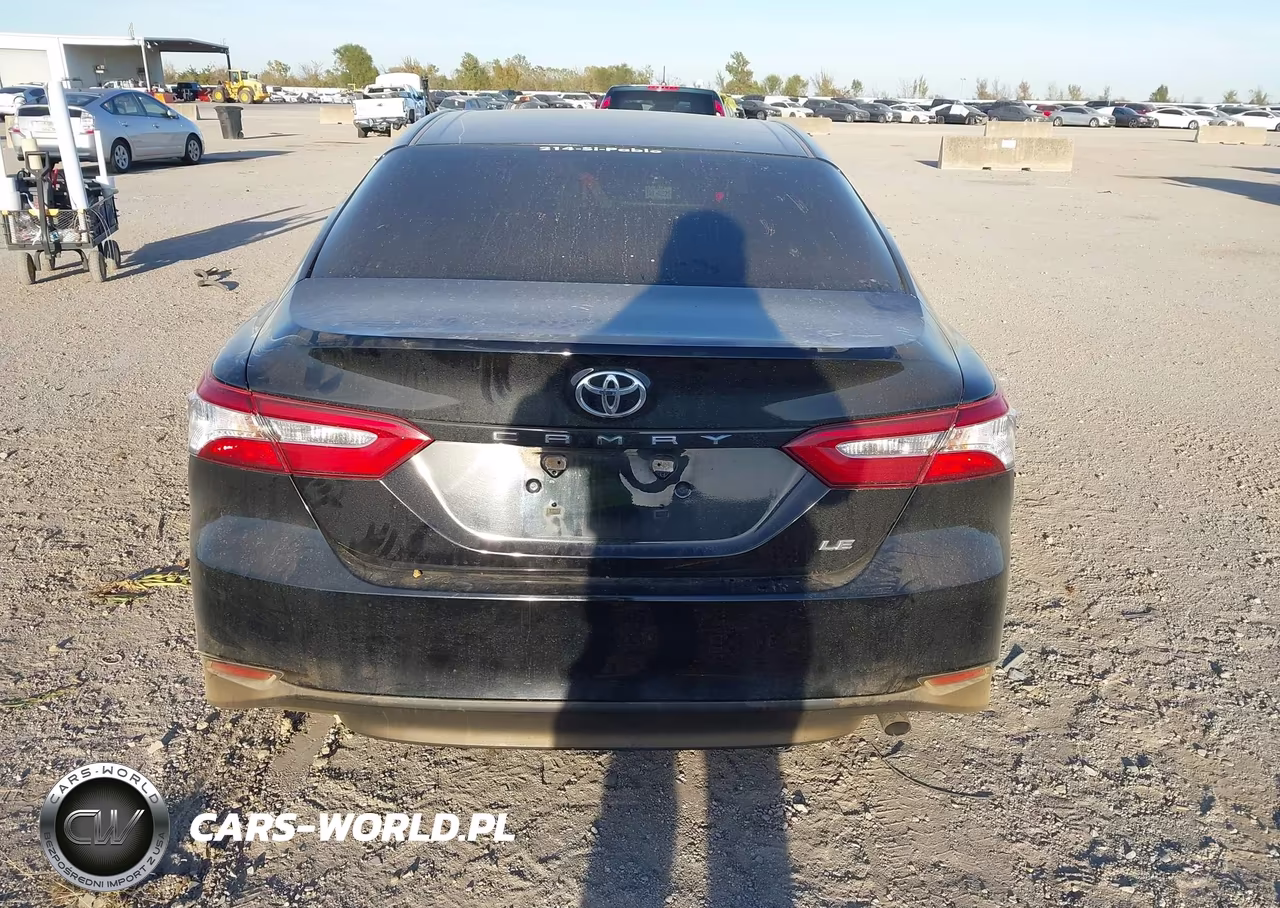 2018 Toyota Camry Le VIN:4T1B11HK6JU673351 - 16