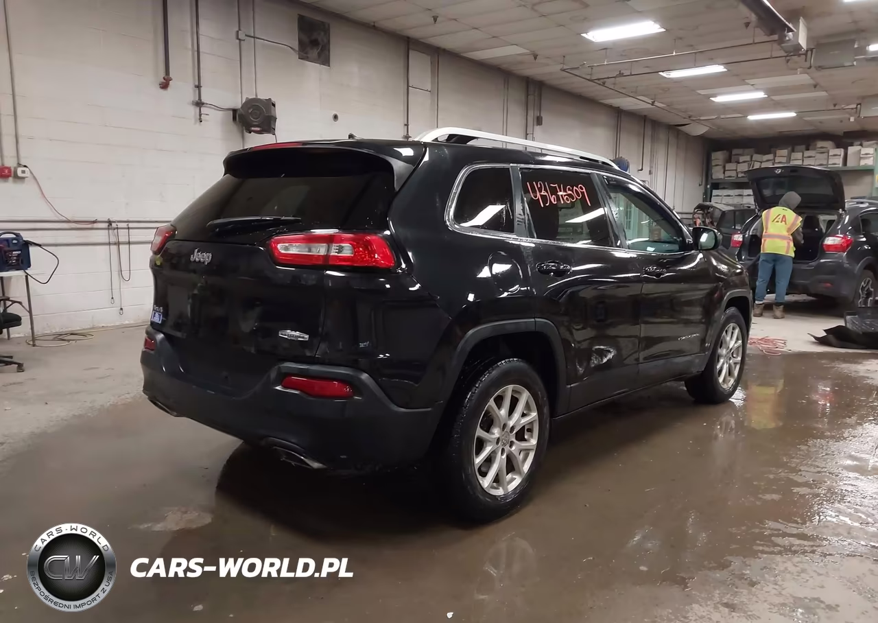 2015 Jeep Cherokee Latitude VIN:1C4PJMCS1FW794836 - 4