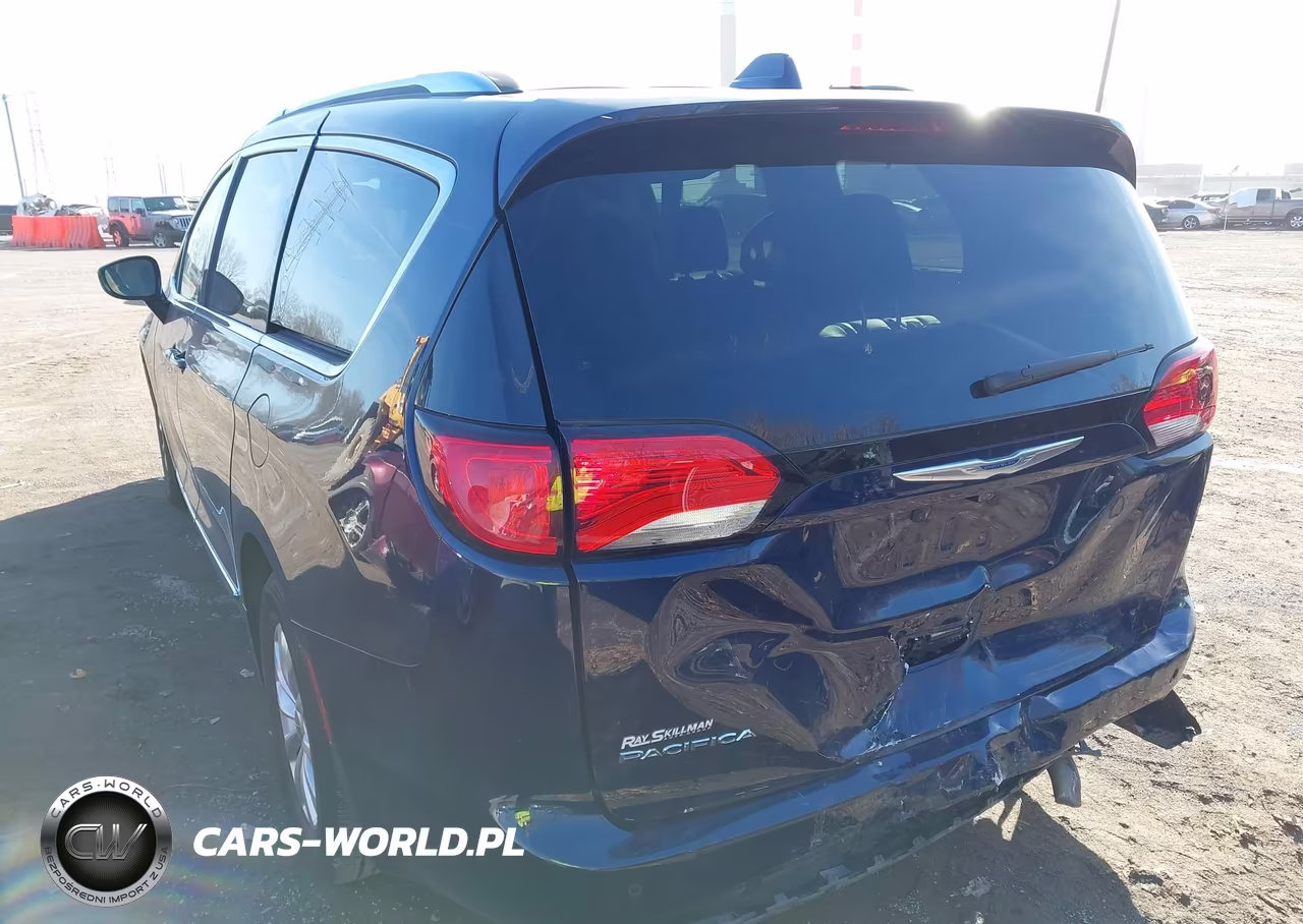 2018 Chrysler Pacifica Touring L VIN:2C4RC1BG6JR139412 - 3