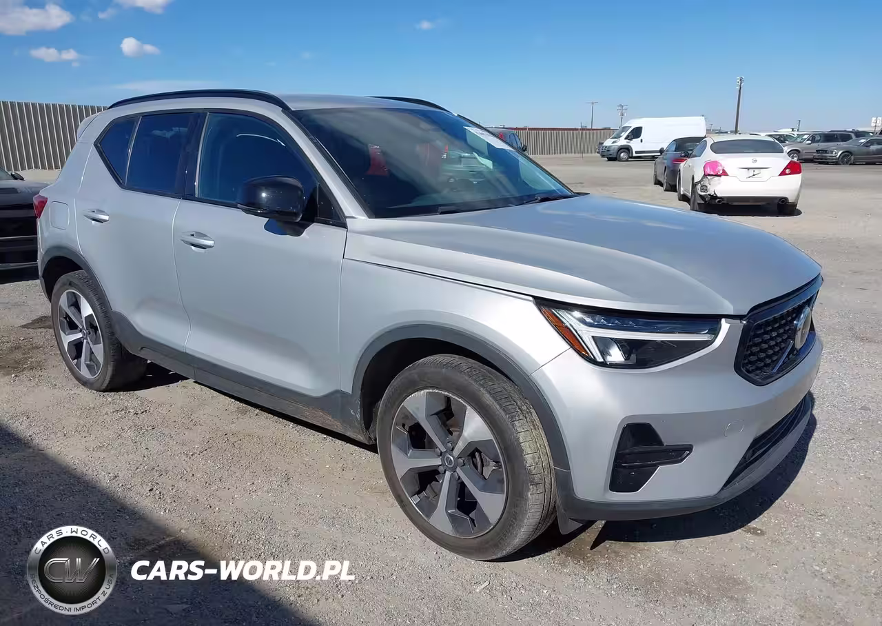 2024 Volvo Xc40 B5 Core Dark Theme