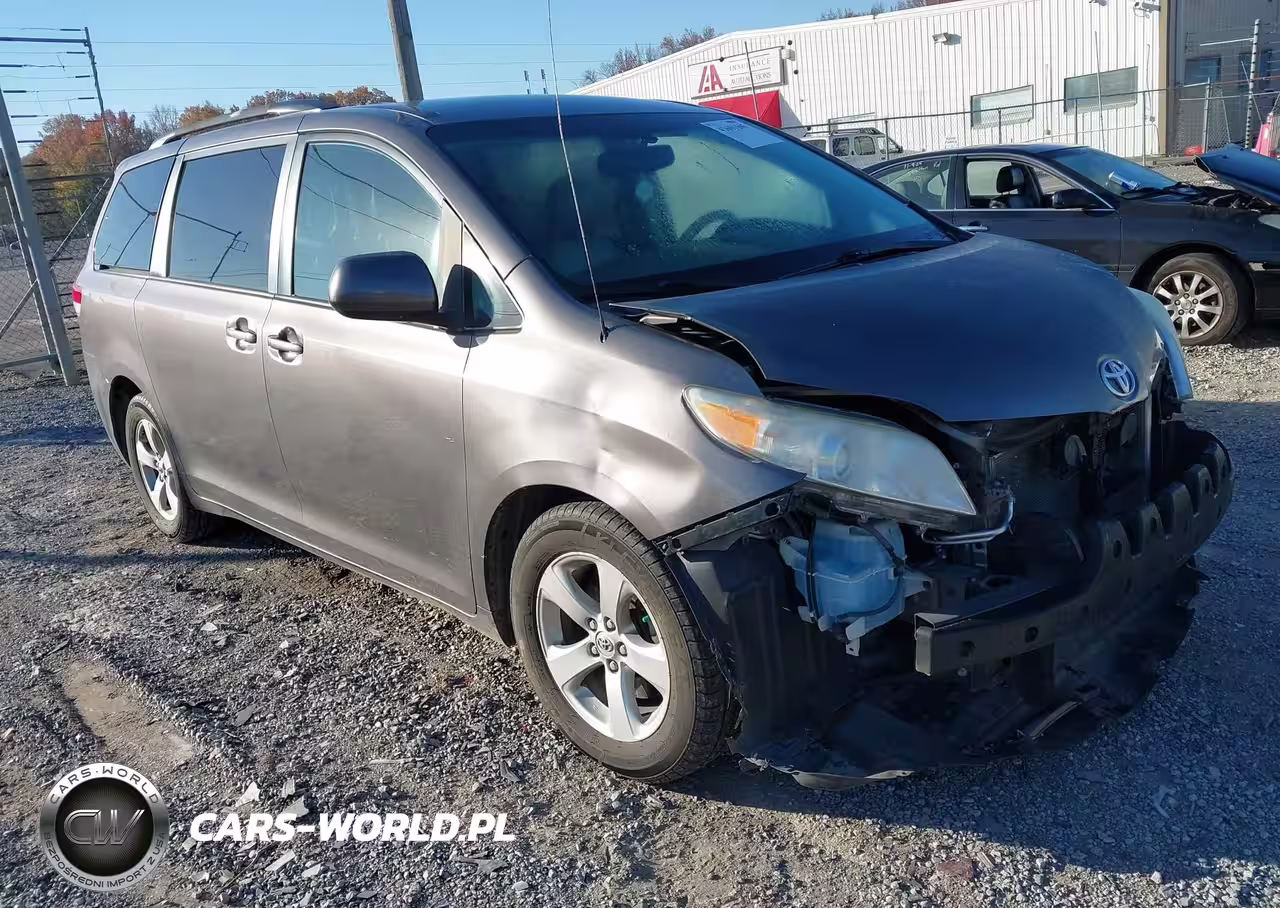 2014 Toyota Sienna Le V6 8 Passenger
