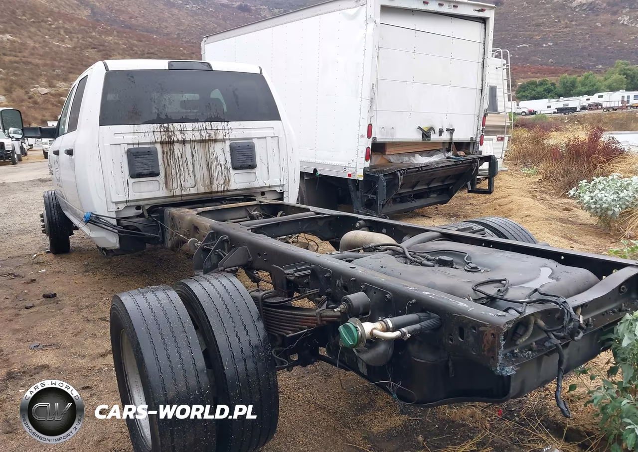 2018 Ram 5500 Chassis Tradesman-Slt-Laramie VIN:3C7WRMFL5JG400872 - 3