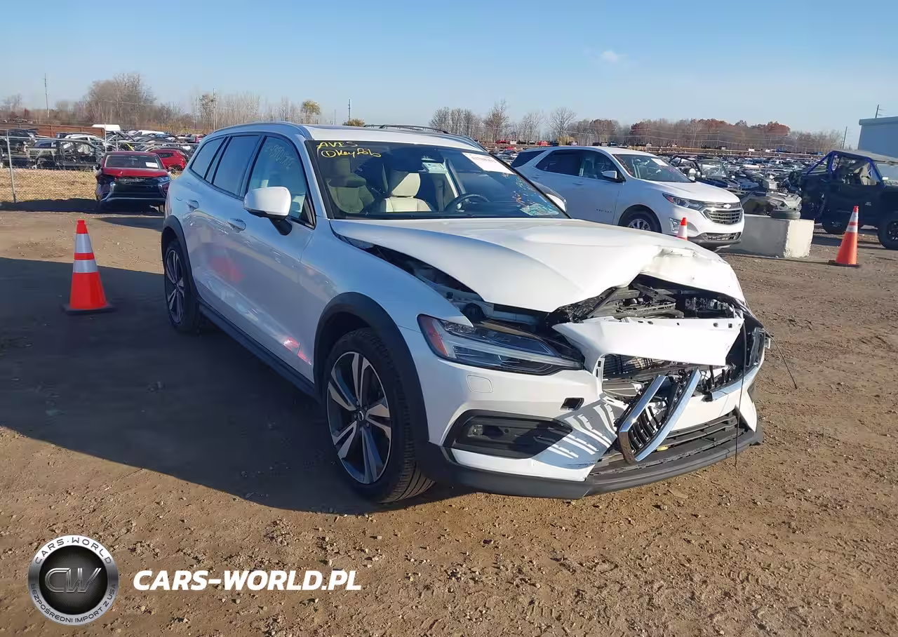 2025 Volvo V60 Cross Country B5 Plus