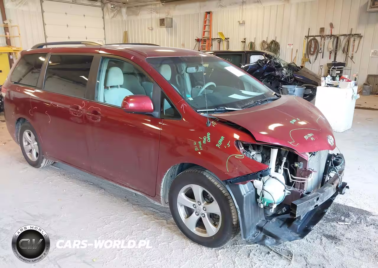 2012 Toyota Sienna Le V6 8 Passenger