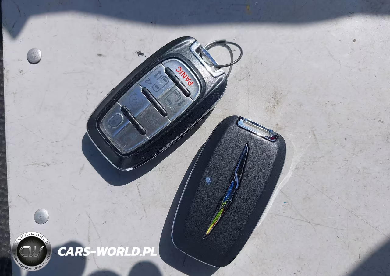2020 Chrysler Pacifica Hybrid Touring L VIN:2C4RC1L74LR258822 - 11