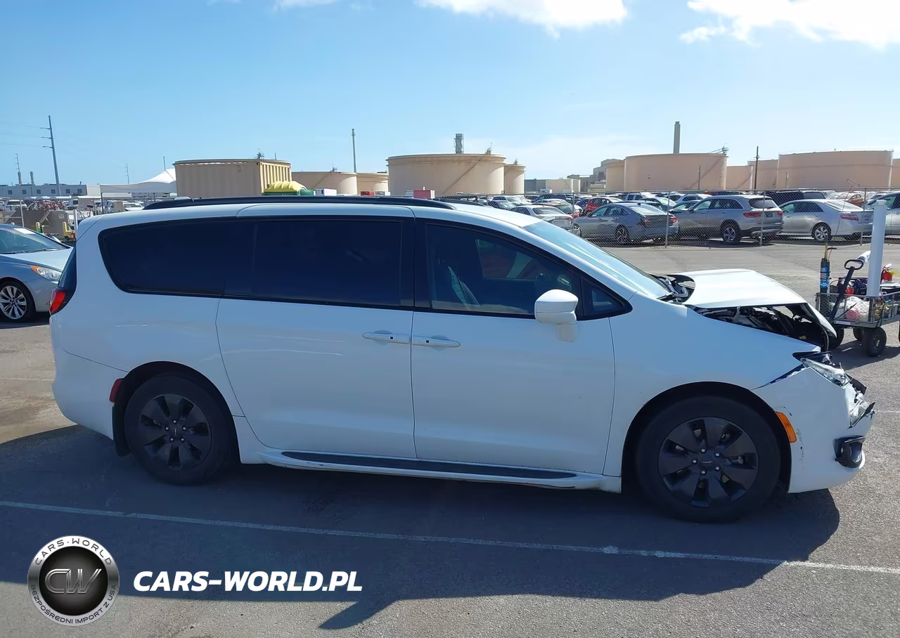 2020 Chrysler Pacifica Hybrid Touring L VIN:2C4RC1L74LR258822 - 13
