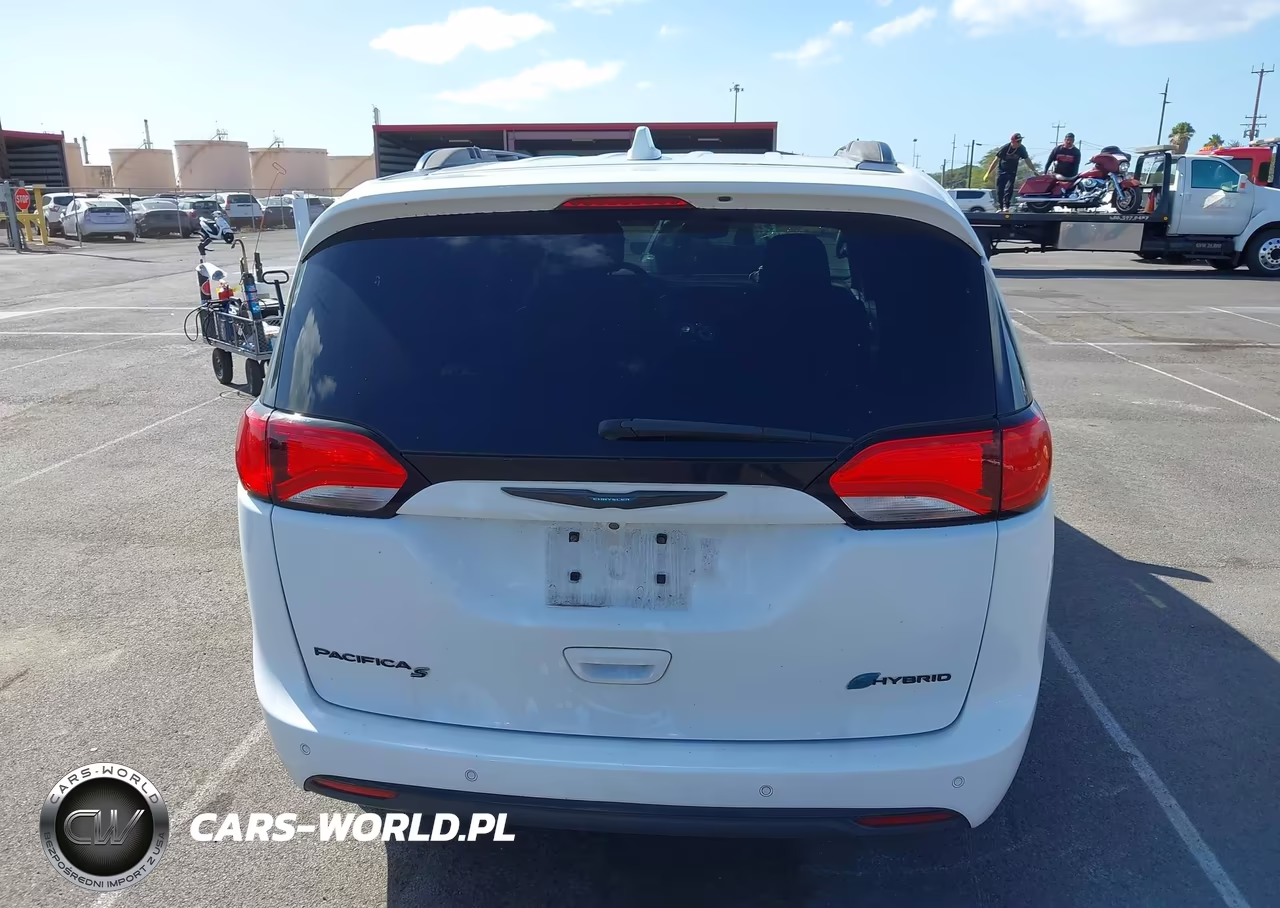 2020 Chrysler Pacifica Hybrid Touring L VIN:2C4RC1L74LR258822 - 16