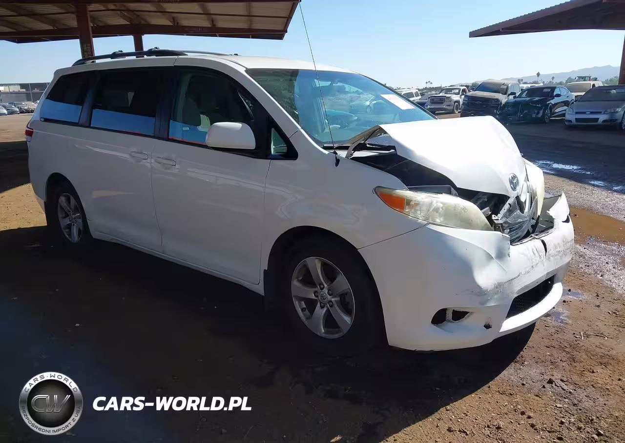 2013 Toyota Sienna Le V6 8 Passenger