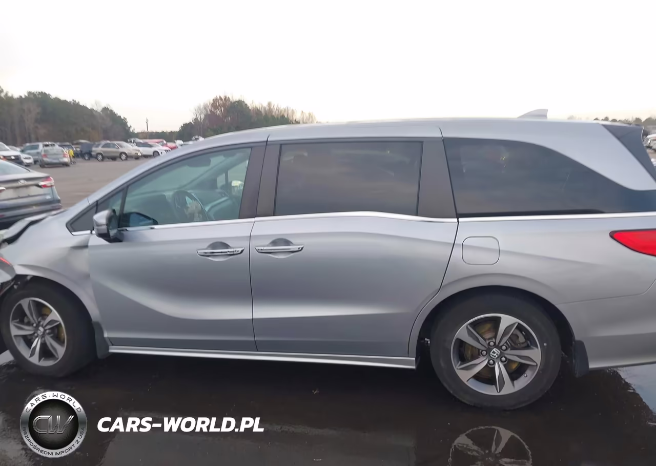 2018 Honda Odyssey Touring VIN:5FNRL6H8XJB020397 - 13