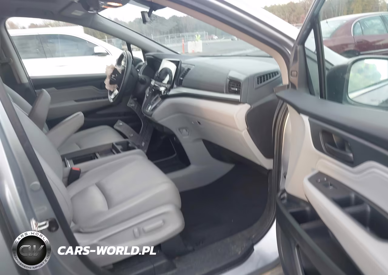 2018 Honda Odyssey Touring VIN:5FNRL6H8XJB020397 - 5