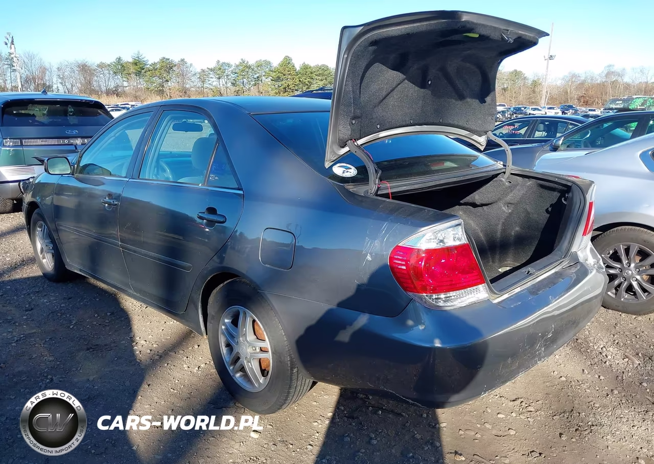 2005 Toyota Camry Le VIN:4T1BE32K15U561975 - 3