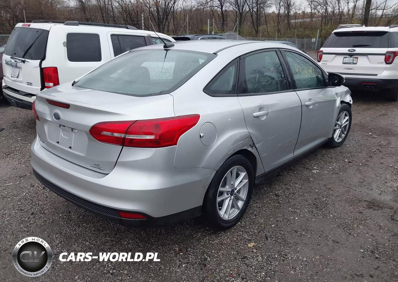 2015 Ford Focus Se VIN:1FADP3F20FL356002 - 4