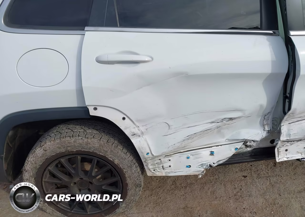 2020 Jeep Cherokee Latitude Plus 4X4 VIN:1C4PJMLB1LD584552 - 6