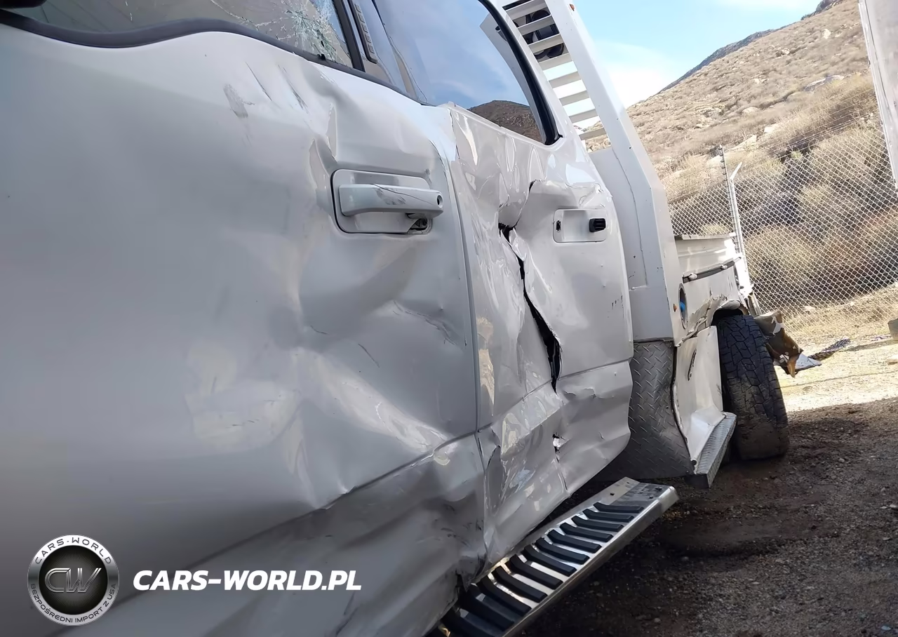 2018 Ford F-350 Chassis Lariat VIN:1FD8W3HT4JEC58619 - 11