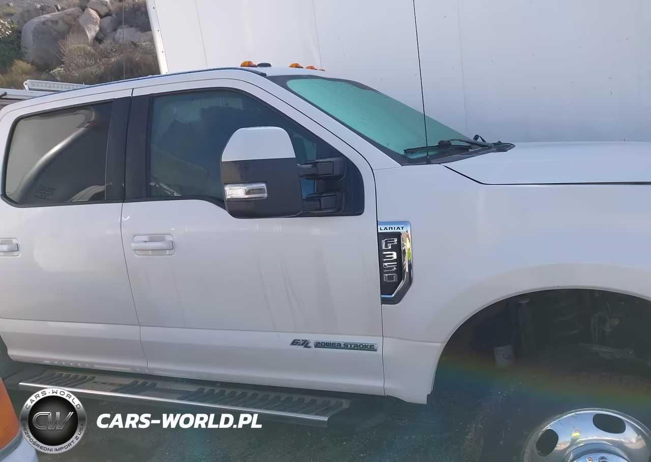 2018 Ford F-350 Chassis Lariat VIN:1FD8W3HT4JEC58619 - 17
