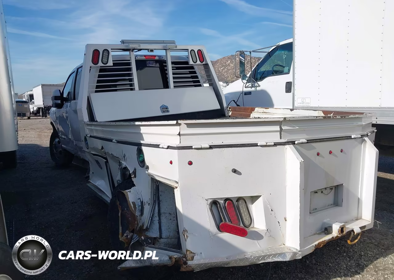 2018 Ford F-350 Chassis Lariat VIN:1FD8W3HT4JEC58619 - 3