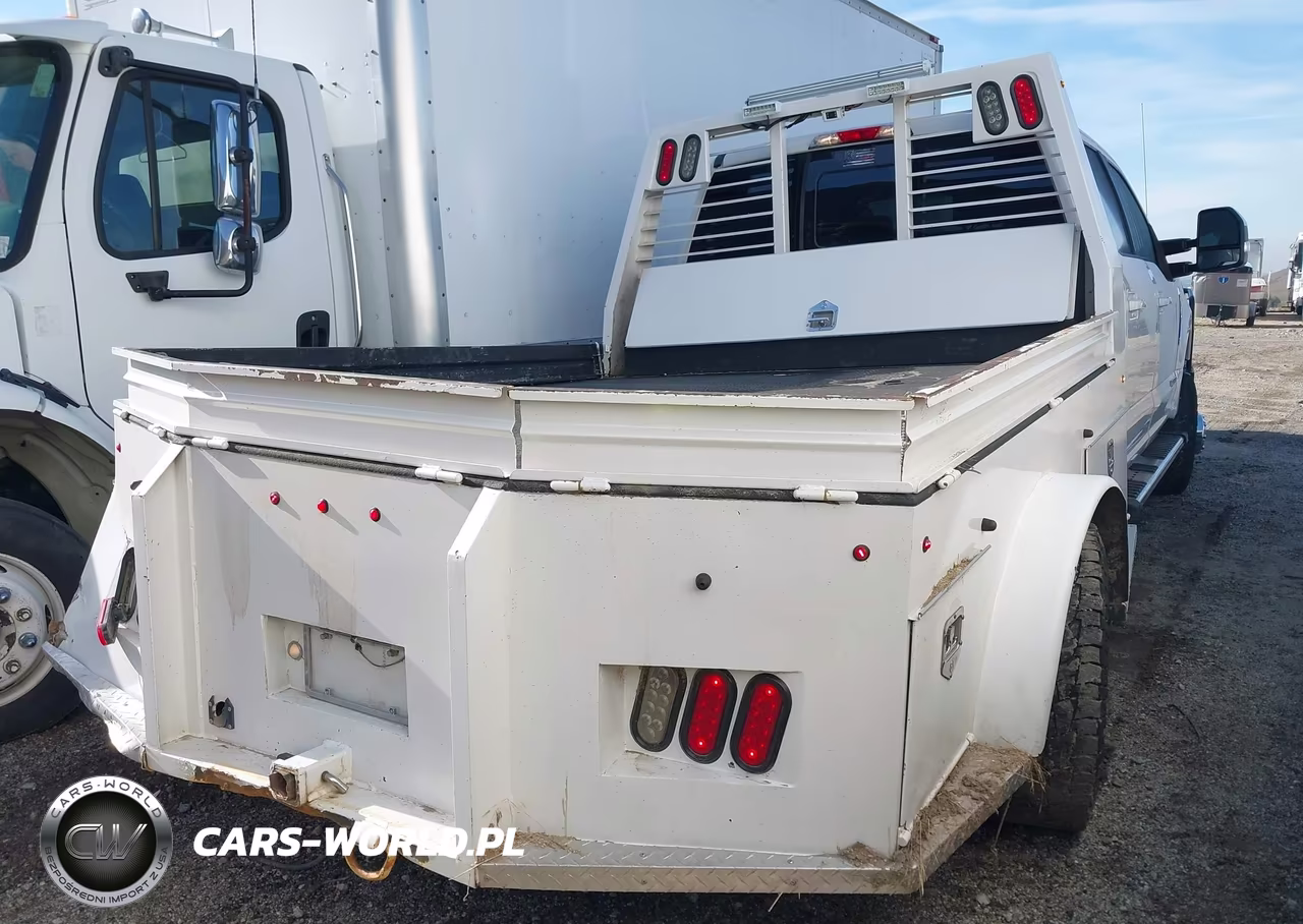 2018 Ford F-350 Chassis Lariat VIN:1FD8W3HT4JEC58619 - 4