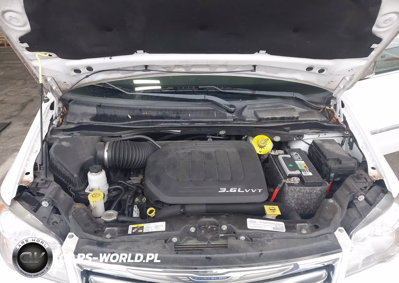 2015 Chrysler Town & Country Touring-L VIN:2C4RC1CG3FR674610 - 10