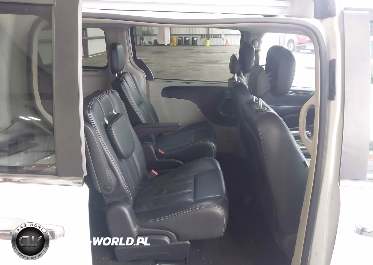 2015 Chrysler Town & Country Touring-L VIN:2C4RC1CG3FR674610 - 8