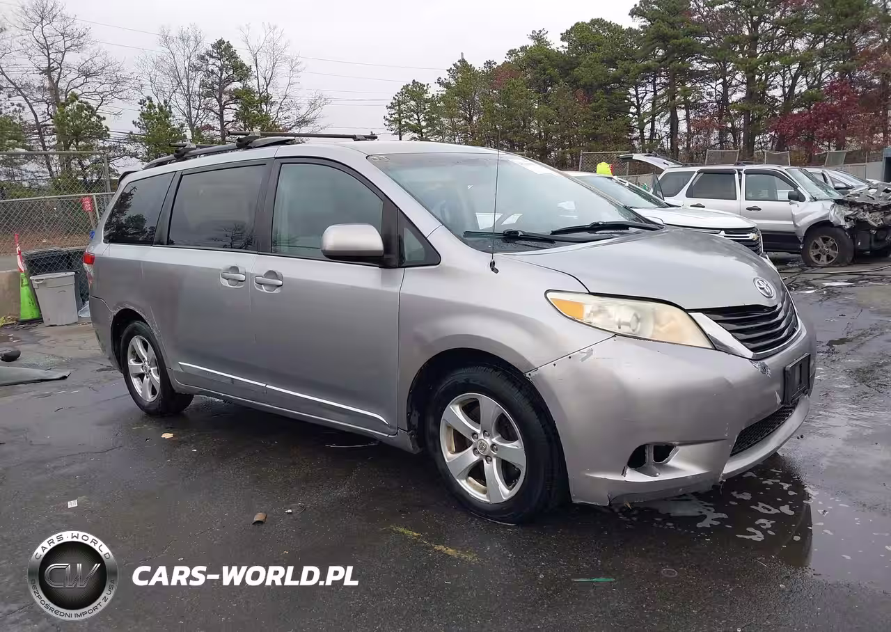 2012 Toyota Sienna Le V6 8 Passenger