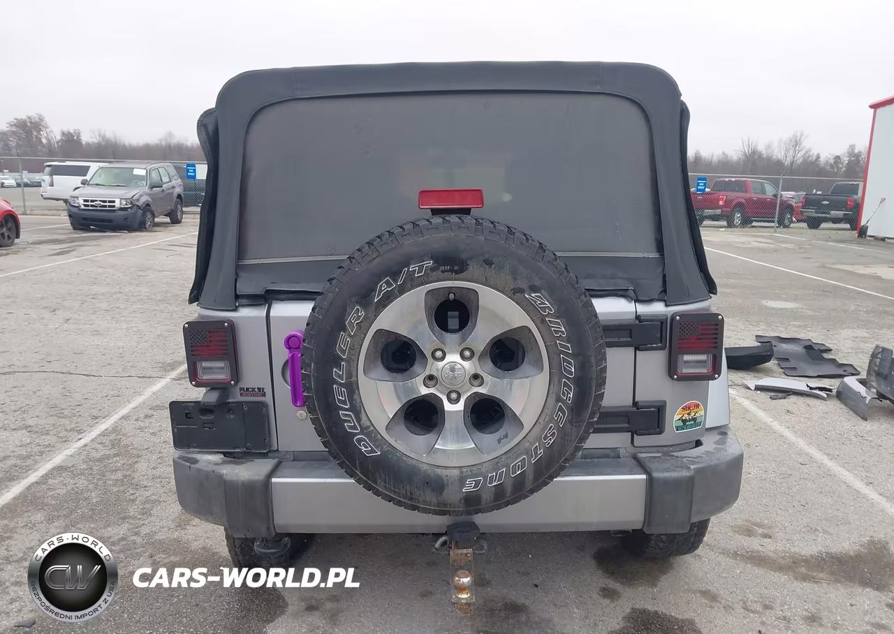 2017 Jeep Wrangler Unlimited Sahara 4X4 VIN:1C4BJWEG3HL570616 - 17