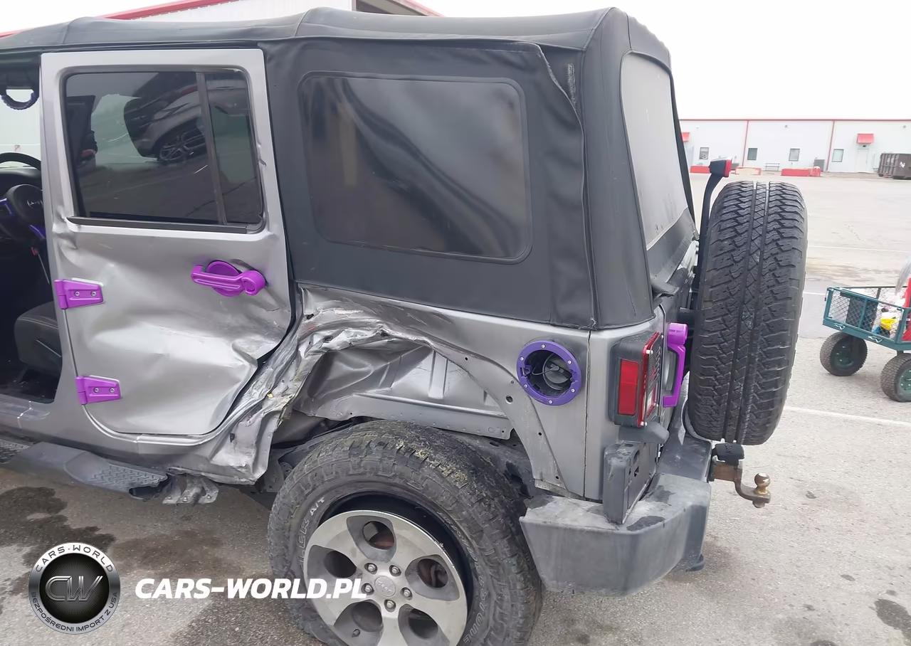 2017 Jeep Wrangler Unlimited Sahara 4X4 VIN:1C4BJWEG3HL570616 - 6