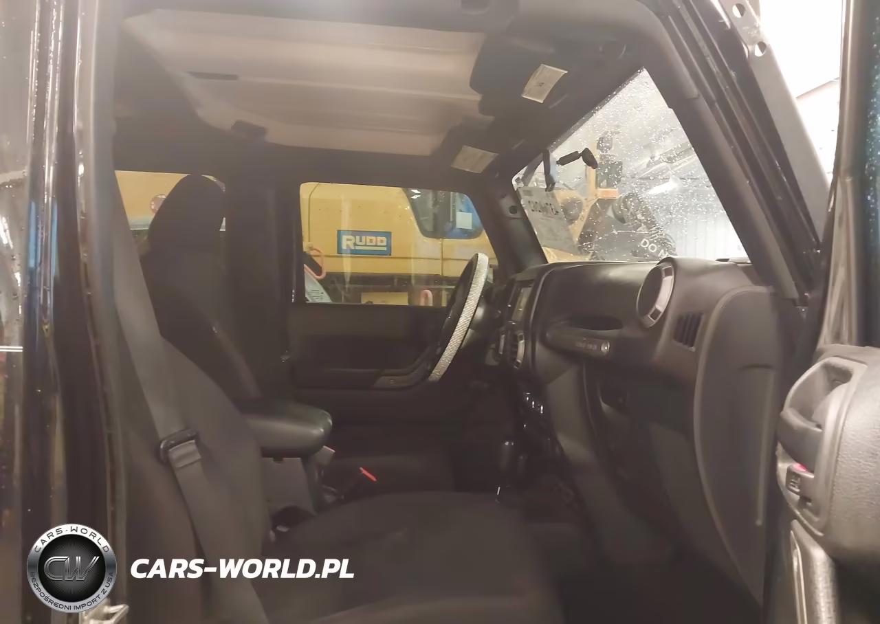 2017 Jeep Wrangler Unlimited Sport 4X4 VIN:1C4BJWDG3HL573713 - 5