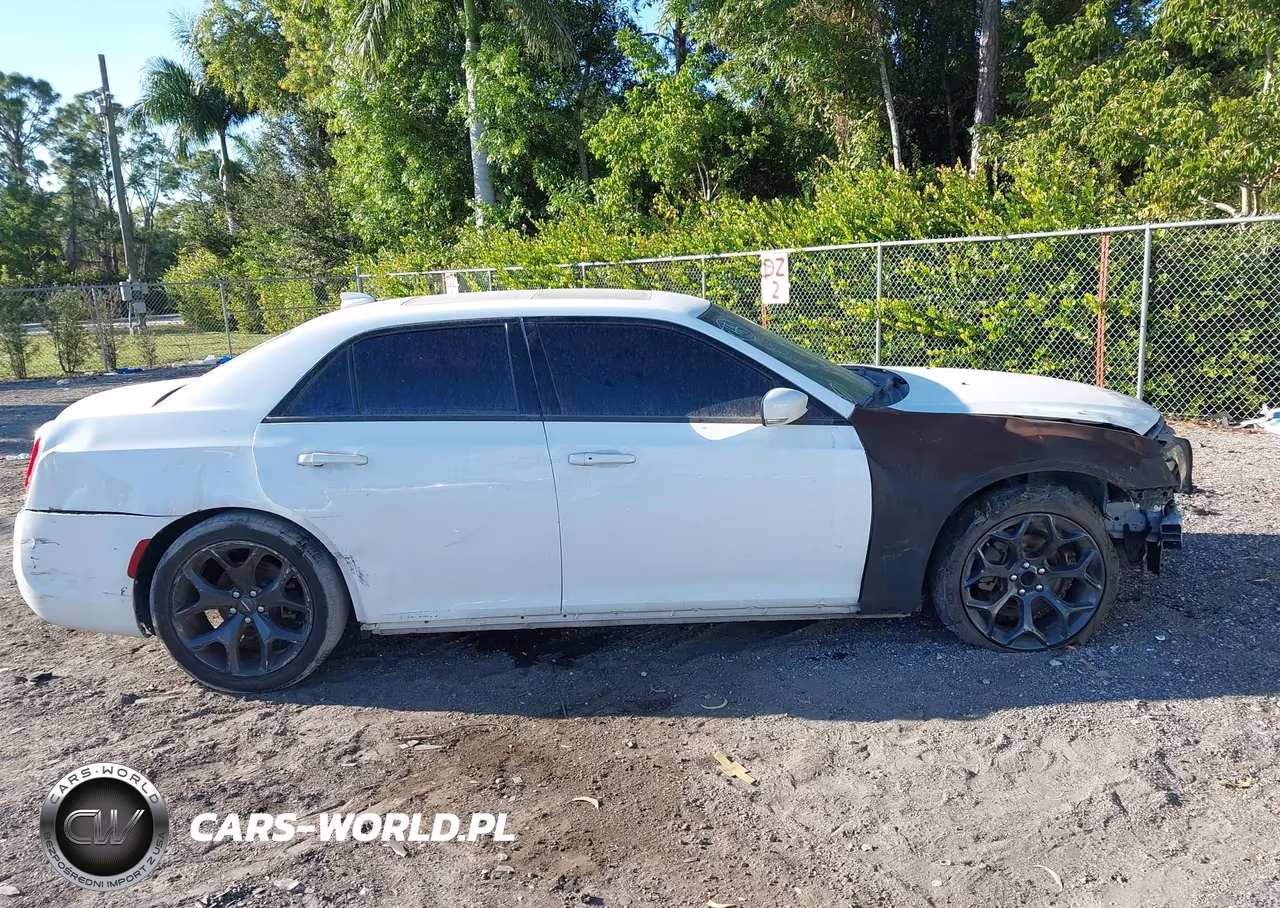 2021 Chrysler 300 VIN:2C3CCABG0MH537039 - 13