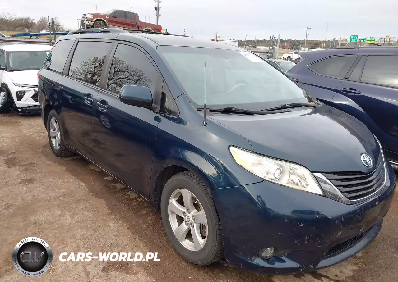 2012 Toyota Sienna Le V6 8 Passenger