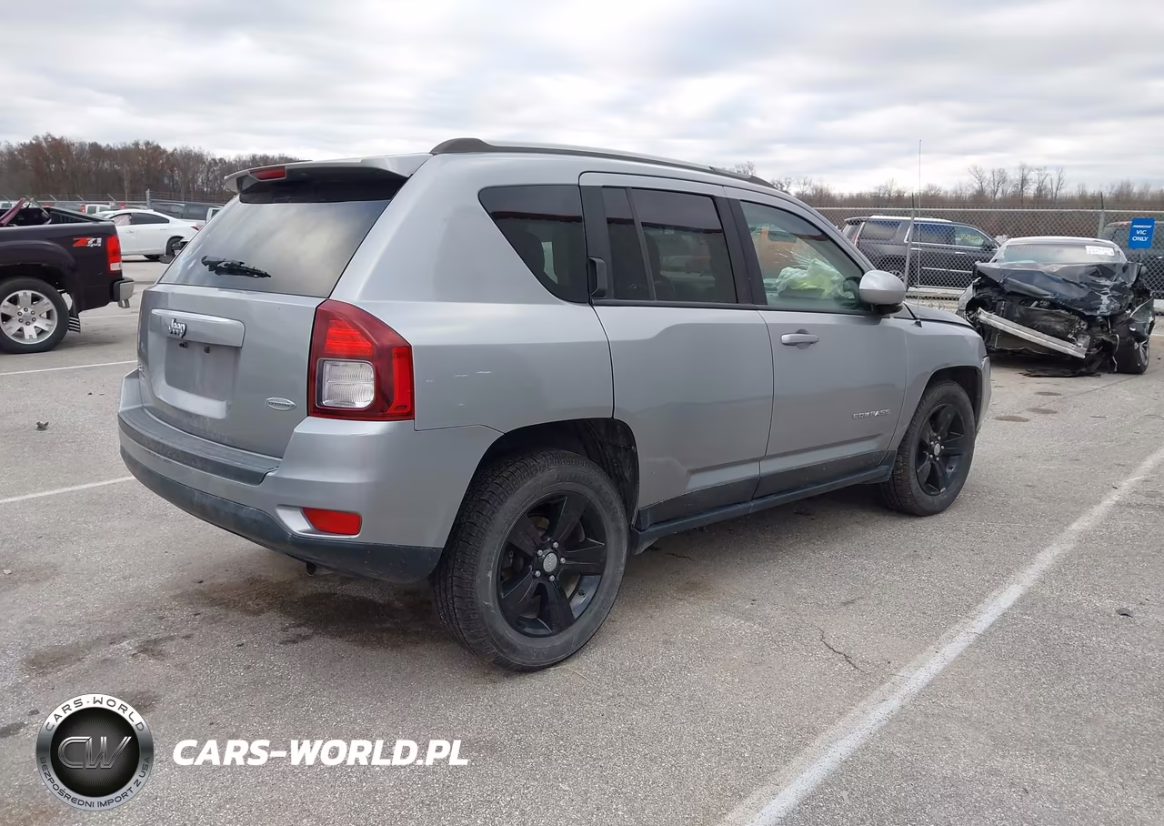 2015 Jeep Compass Latitude VIN:1C4NJDEB4FD340483 - 4