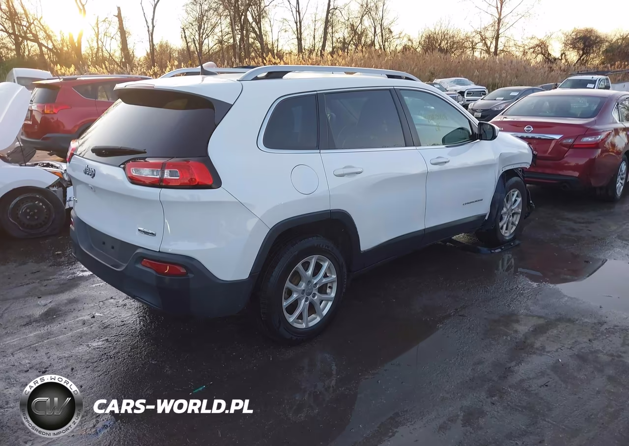 2017 Jeep Cherokee Latitude 4X4 VIN:1C4PJMCB8HD220040 - 4