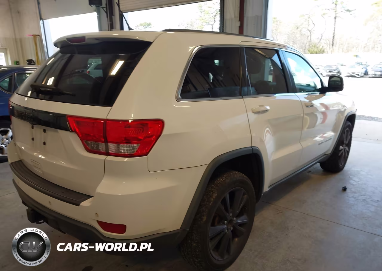 2013 Jeep Grand Cherokee Laredo Altitude VIN:1C4RJFAG4DC561924 - 4
