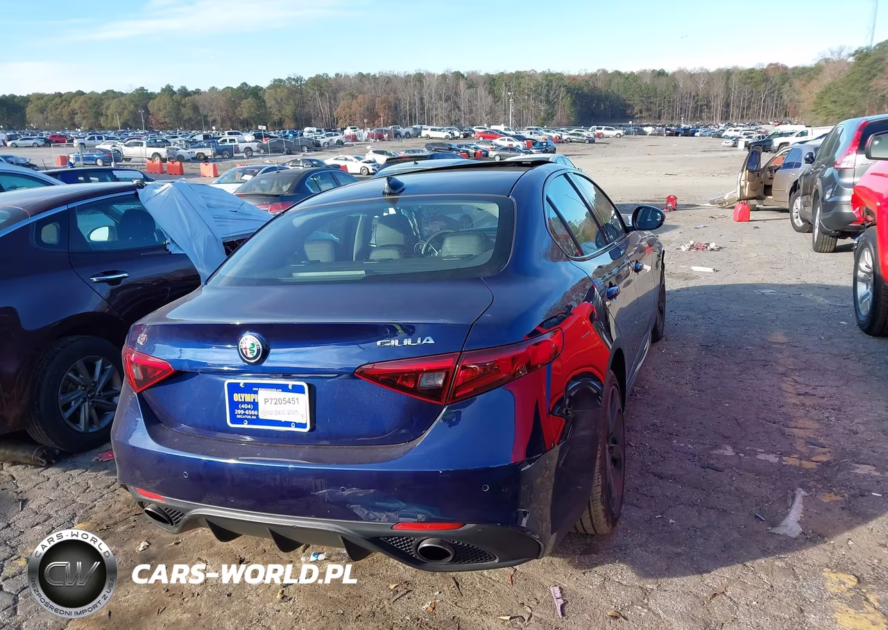 2017 Alfa Romeo Giulia Ti Awd VIN:ZARFAEEN5H7540431 - 4