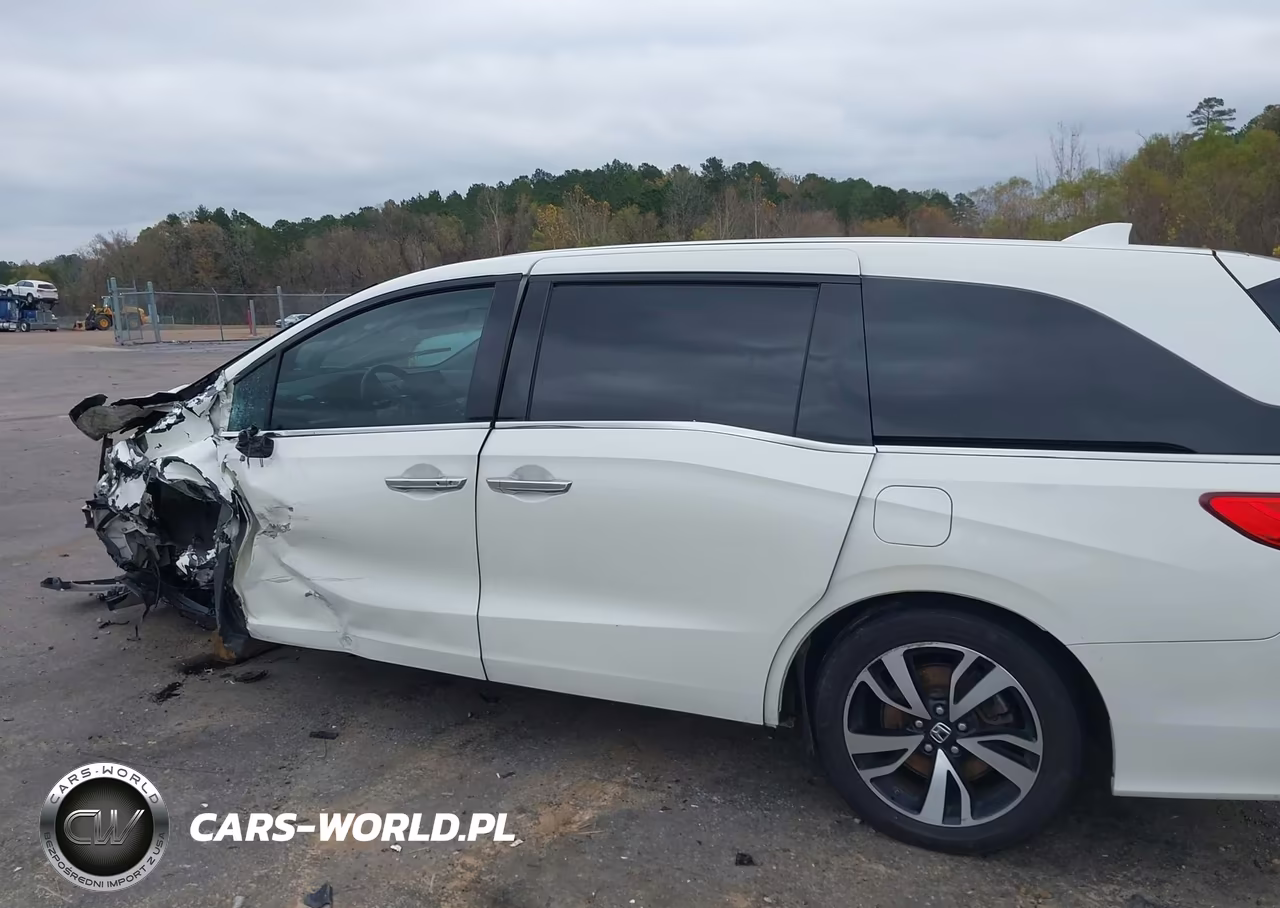 2018 Honda Odyssey Elite VIN:5FNRL6H94JB001840 - 18