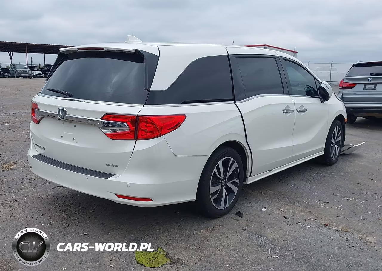 2018 Honda Odyssey Elite VIN:5FNRL6H94JB001840 - 4