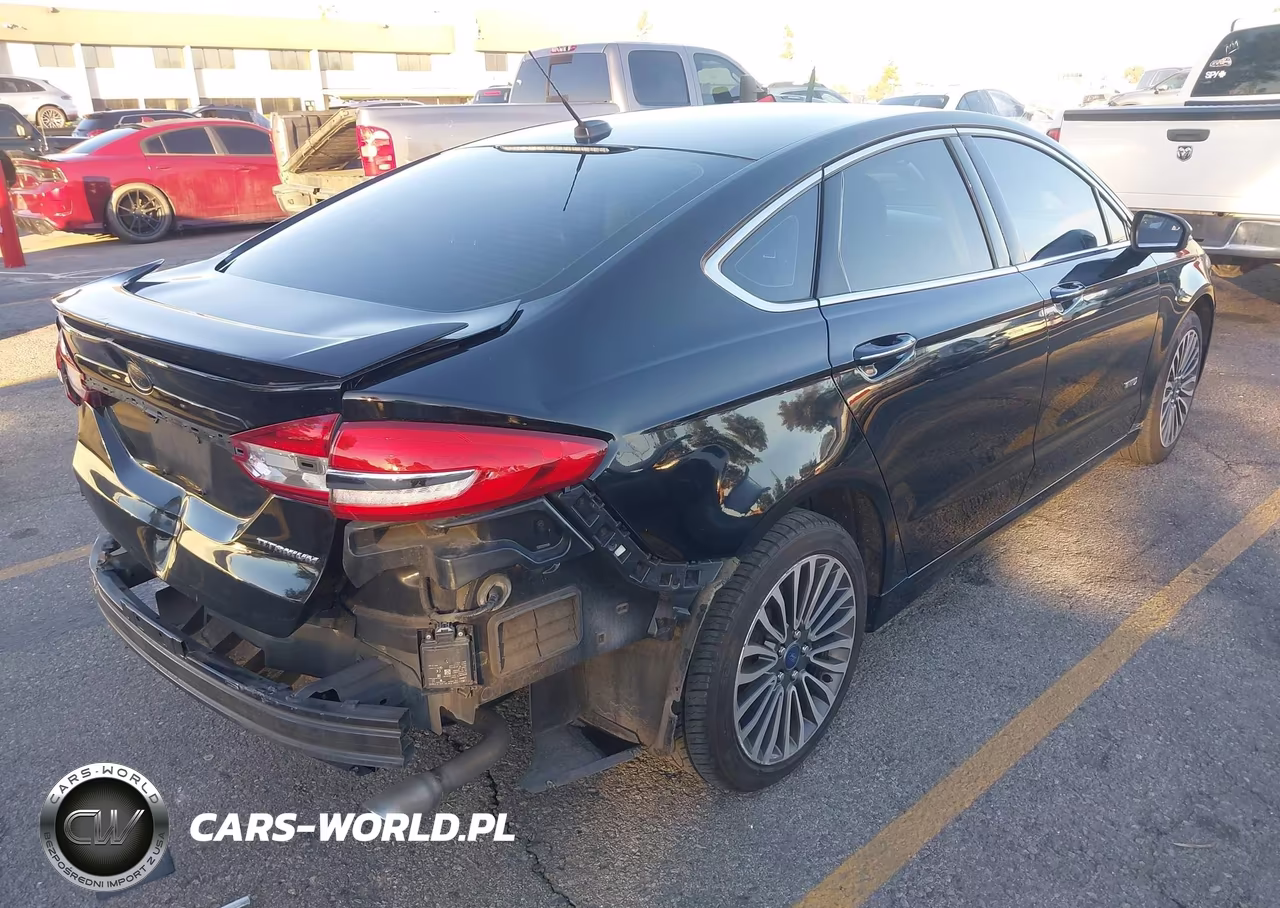 2018 Ford Fusion Energi Titanium VIN:3FA6P0SU1JR161695 - 4