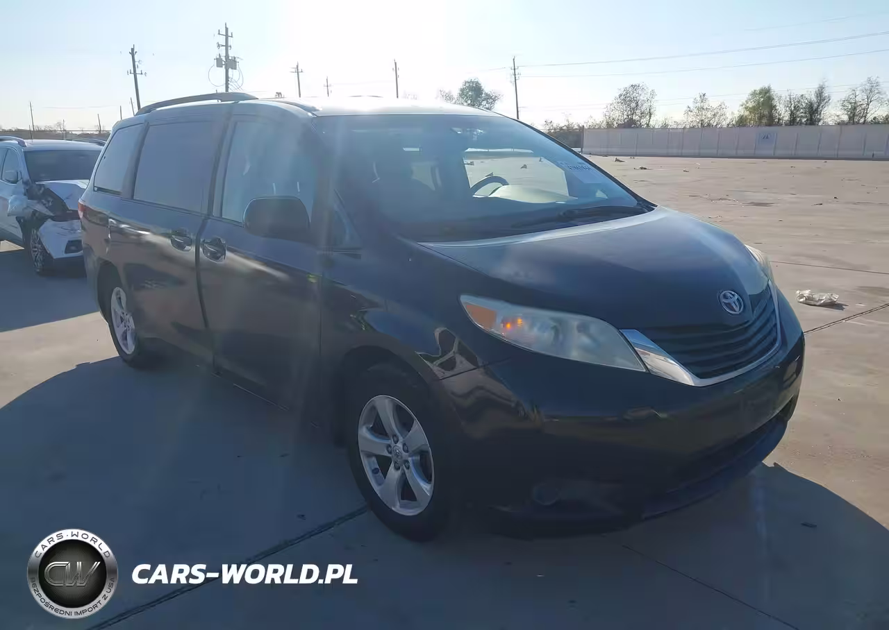 2013 Toyota Sienna Le V6 8 Passenger