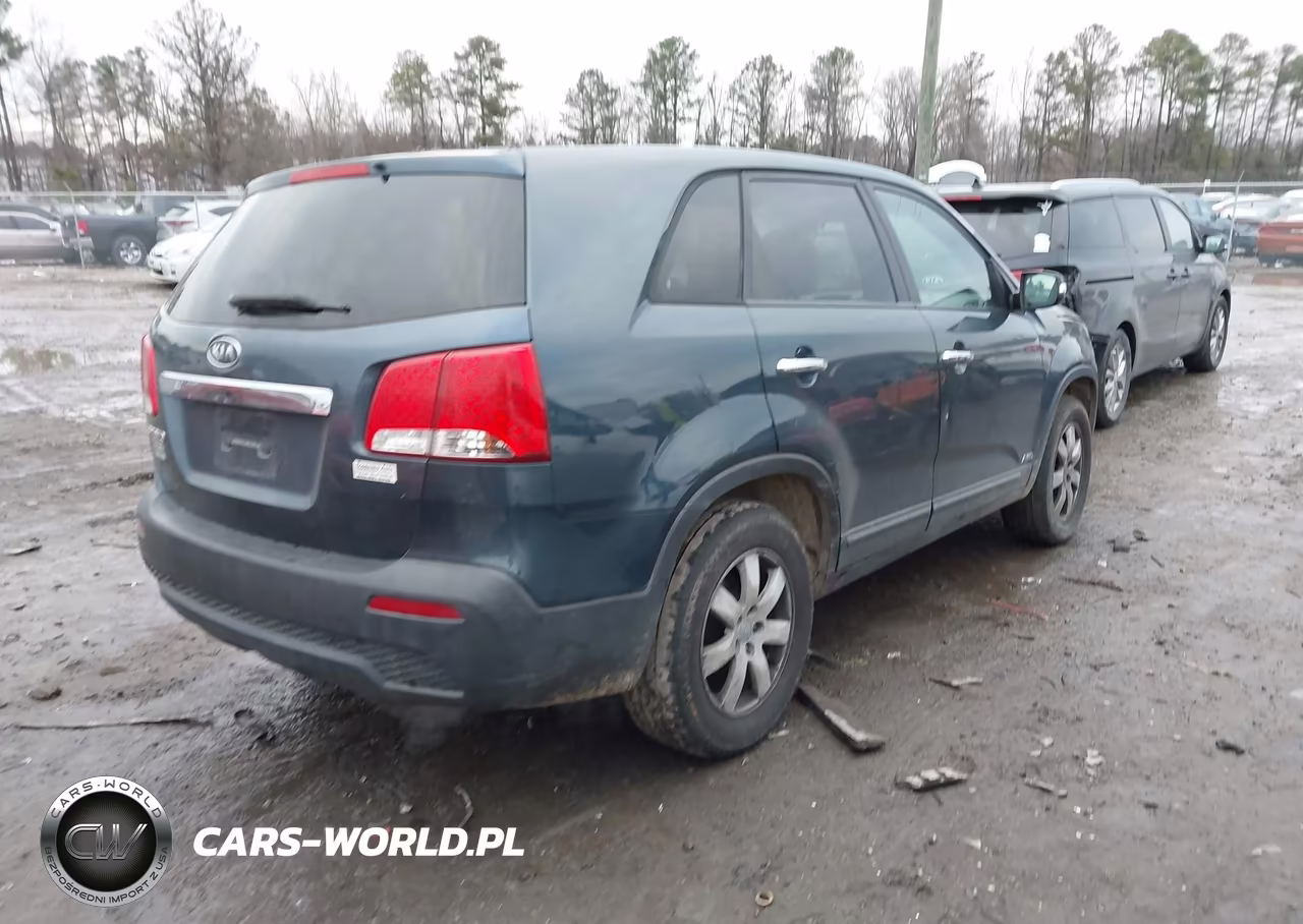 2011 Kia Sorento Lx VIN:5XYKTCA15BG015812 - 4