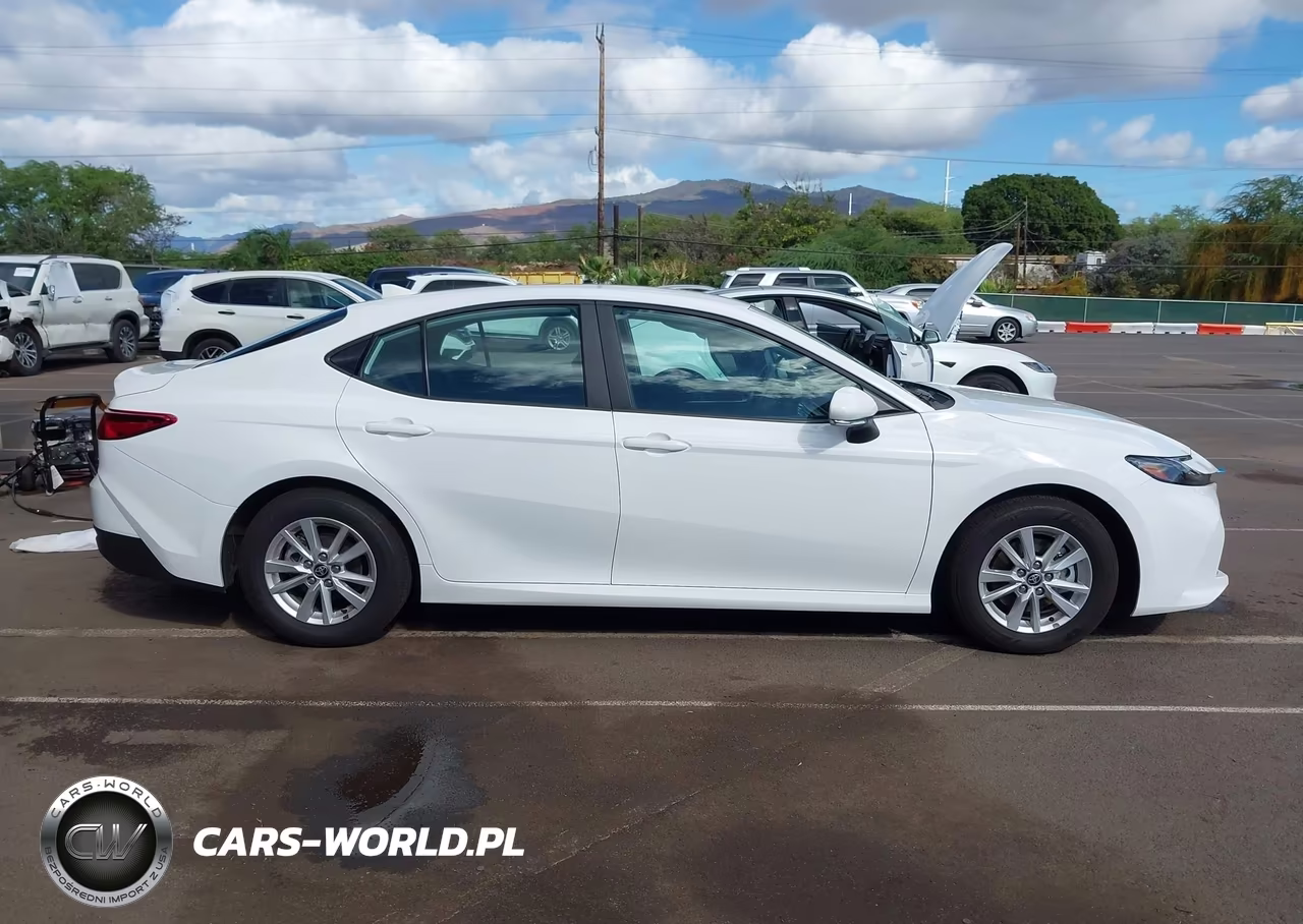 2025 Toyota Camry Le VIN:4T1DAACK9SU589719 - 13