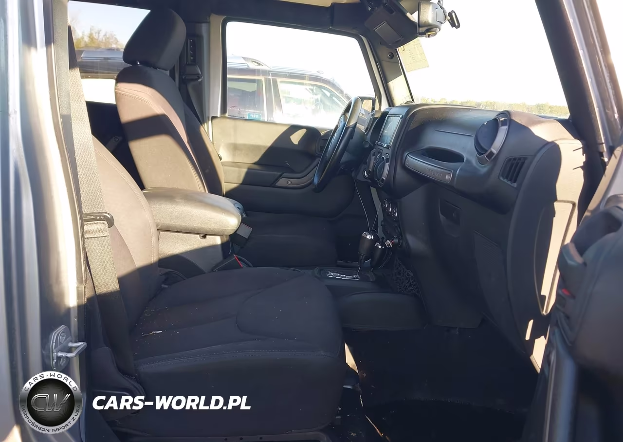 2014 Jeep Wrangler Unlimited Sport VIN:1C4BJWDG3EL251424 - 5
